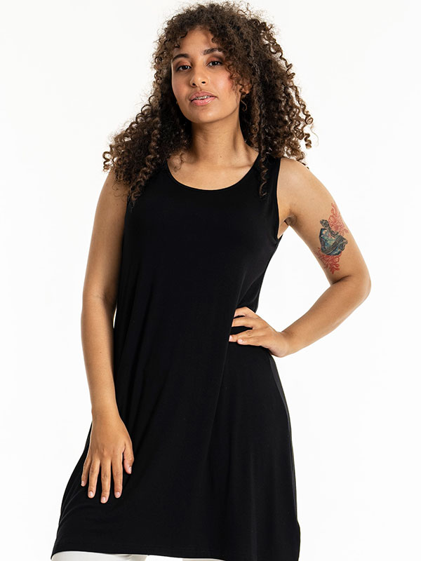 AMSTERDAM - Plus Size Kjole fra Sandgaard