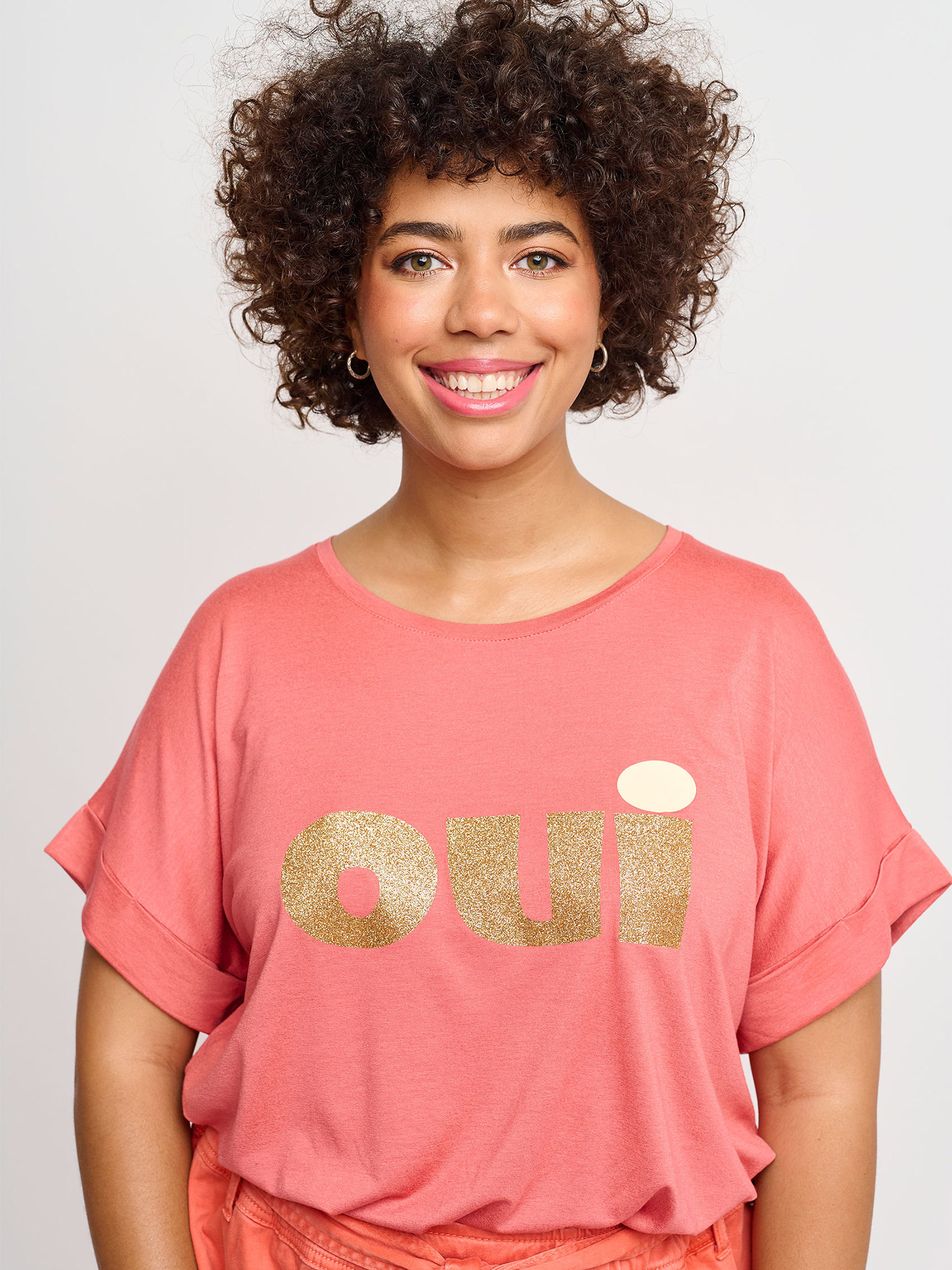 Korallrød t-skjorte Med gull fra Adia
