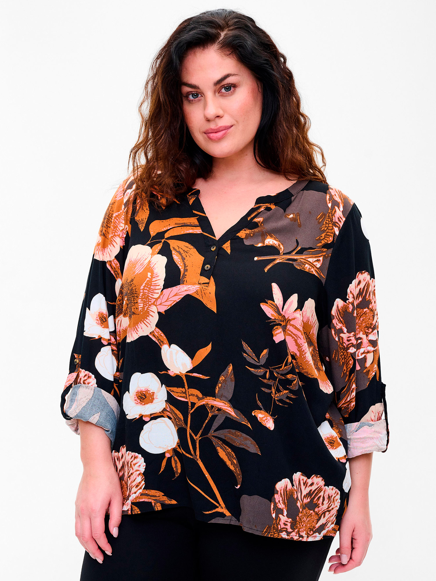 svart viskosebluse med blomster print fra Zizzi