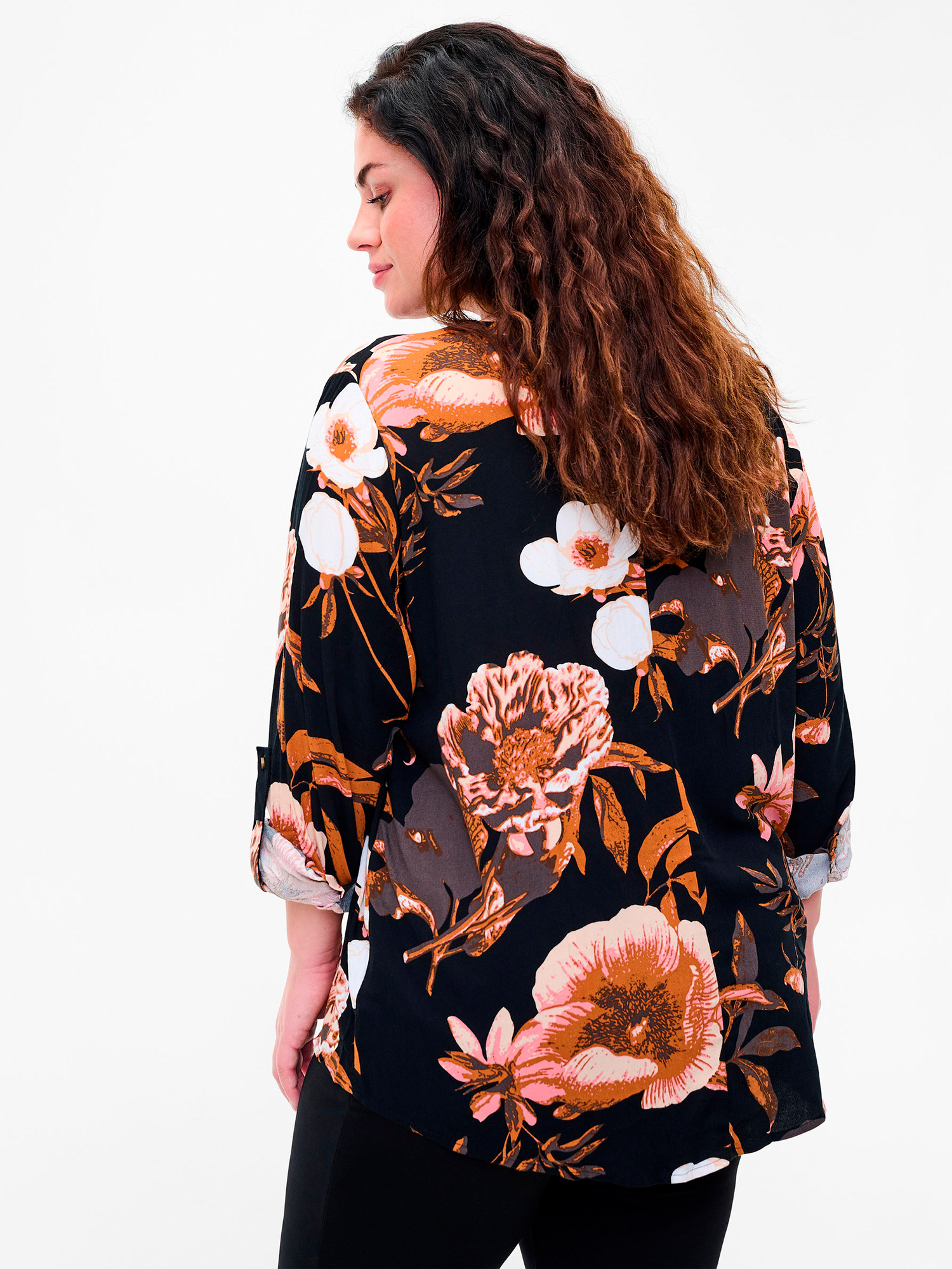 svart viskosebluse med blomster print fra Zizzi