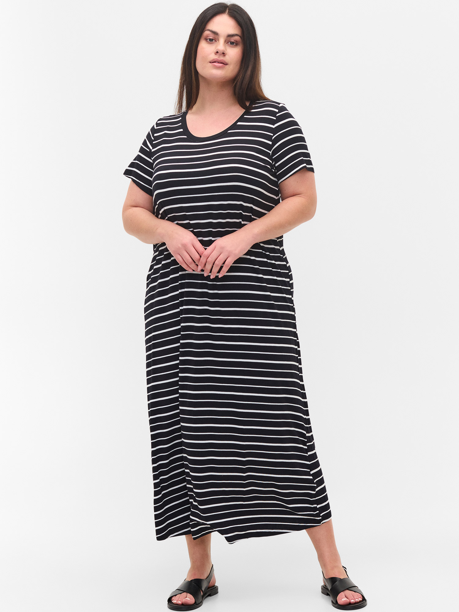 Vfreja - Lang svart kjole i viskosejersey med hvite striper fra Zizzi