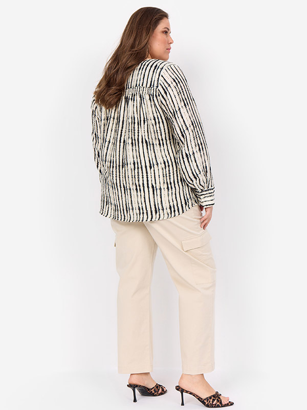 WA-VARINKA - Plus Size Bluse fra Wasabi Concept