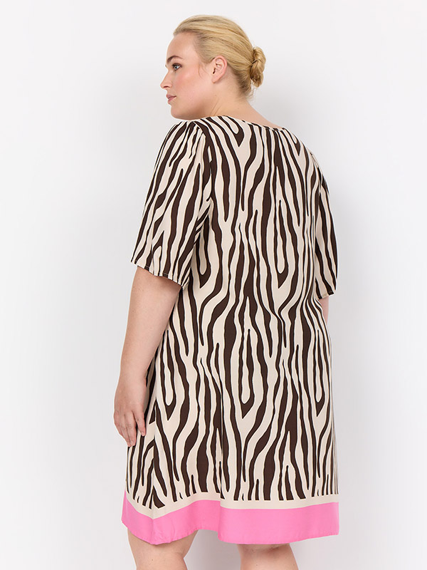 WA-MANDIE - Plus Size Kjole fra Wasabi Concept