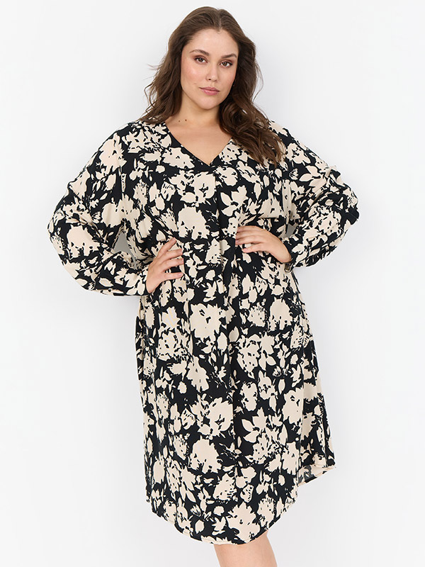 WA-SAPHINA - Plus Size Kjole fra Wasabi Concept