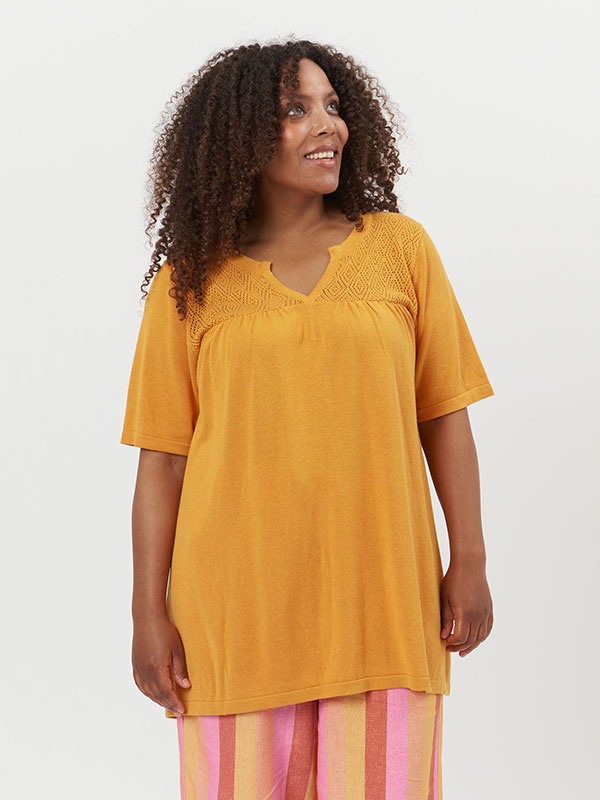 BRYNDIS - Oransje t-skjorte i strikket bomull fra Adia