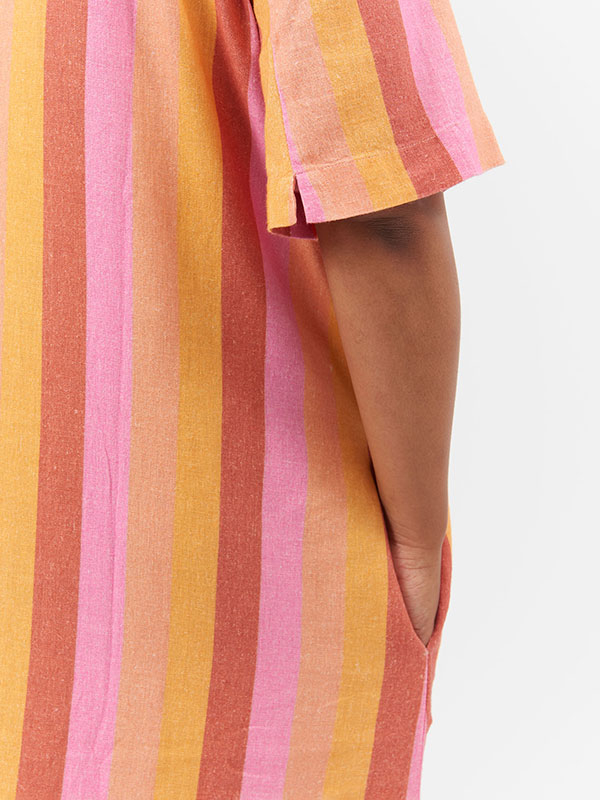 BRENDA - Oransje og rosa stripete kjole fra Adia