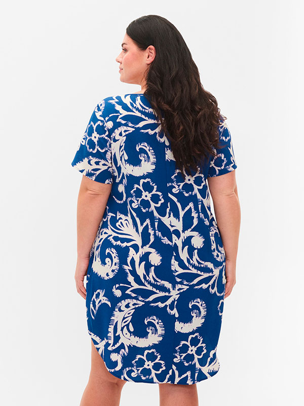 Blå kjole med korte ermer og print fra Zizzi