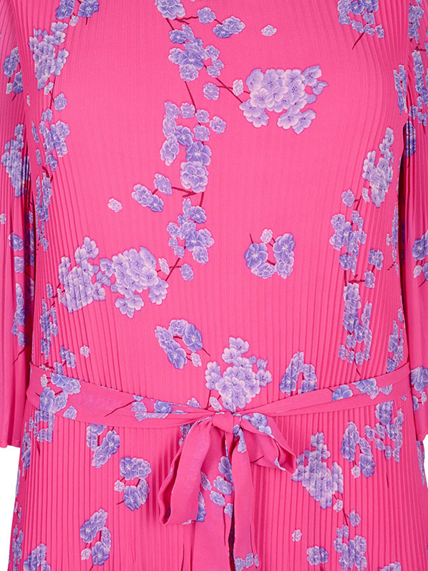 Rosa kjole i chiffong med plissé fra Zizzi
