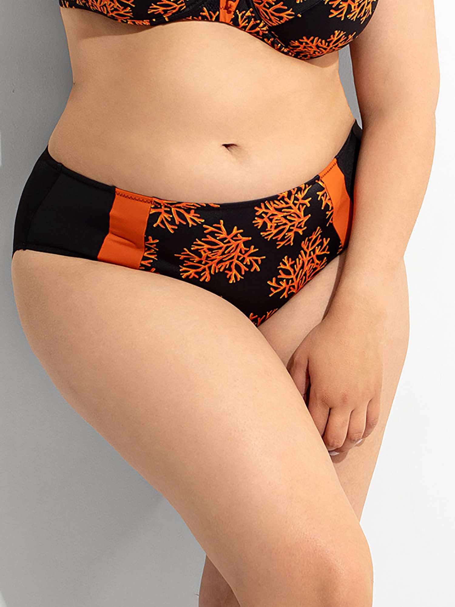 Tai - Sort bikini truse med oransje print fra Plaisir