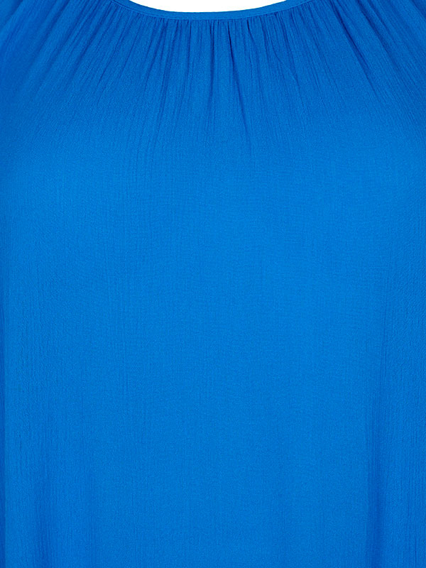 Blå kjole i crépe viskose fra Zizzi