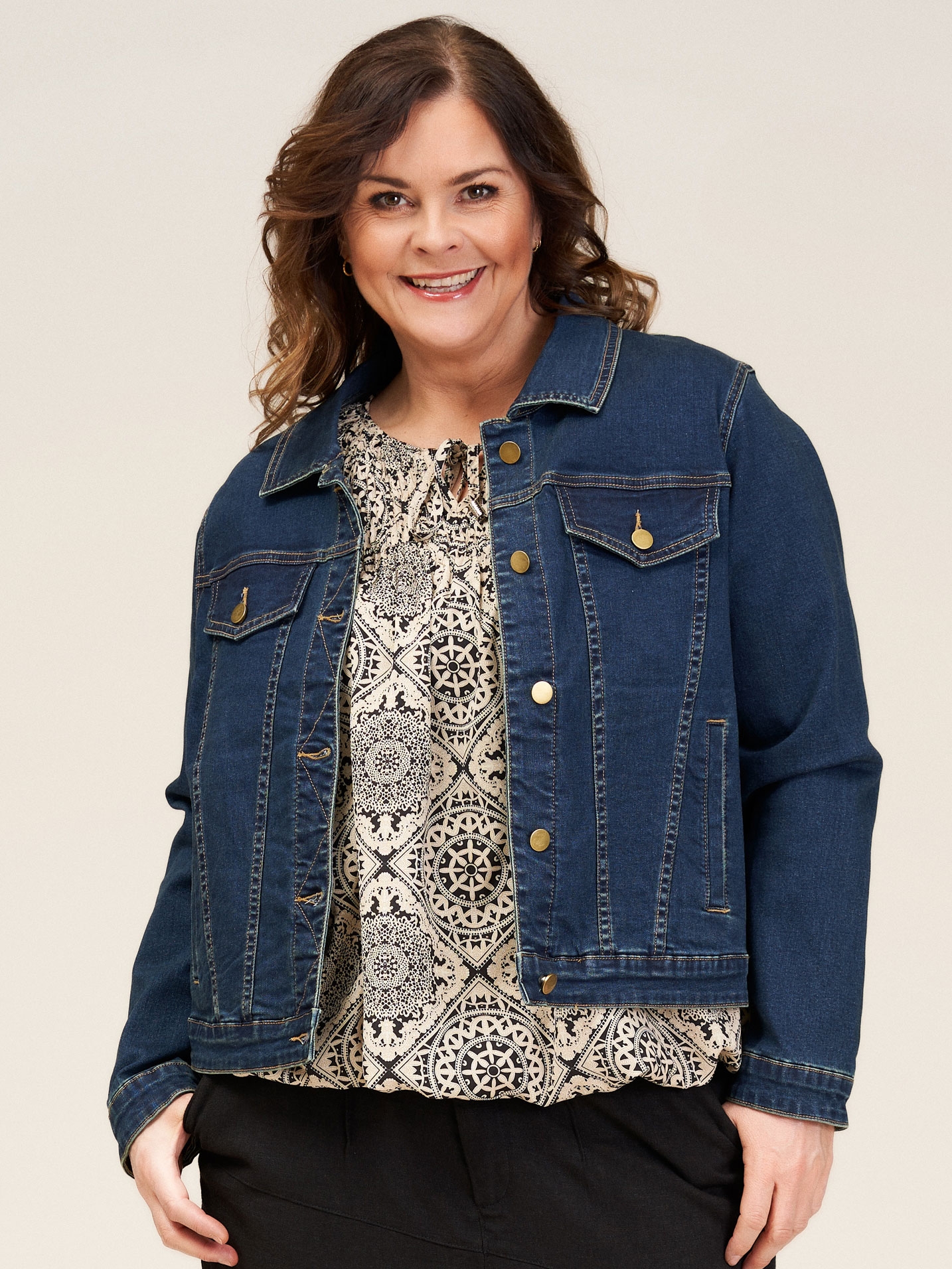 MAYA - Plus Size Jakke fra Gozzip