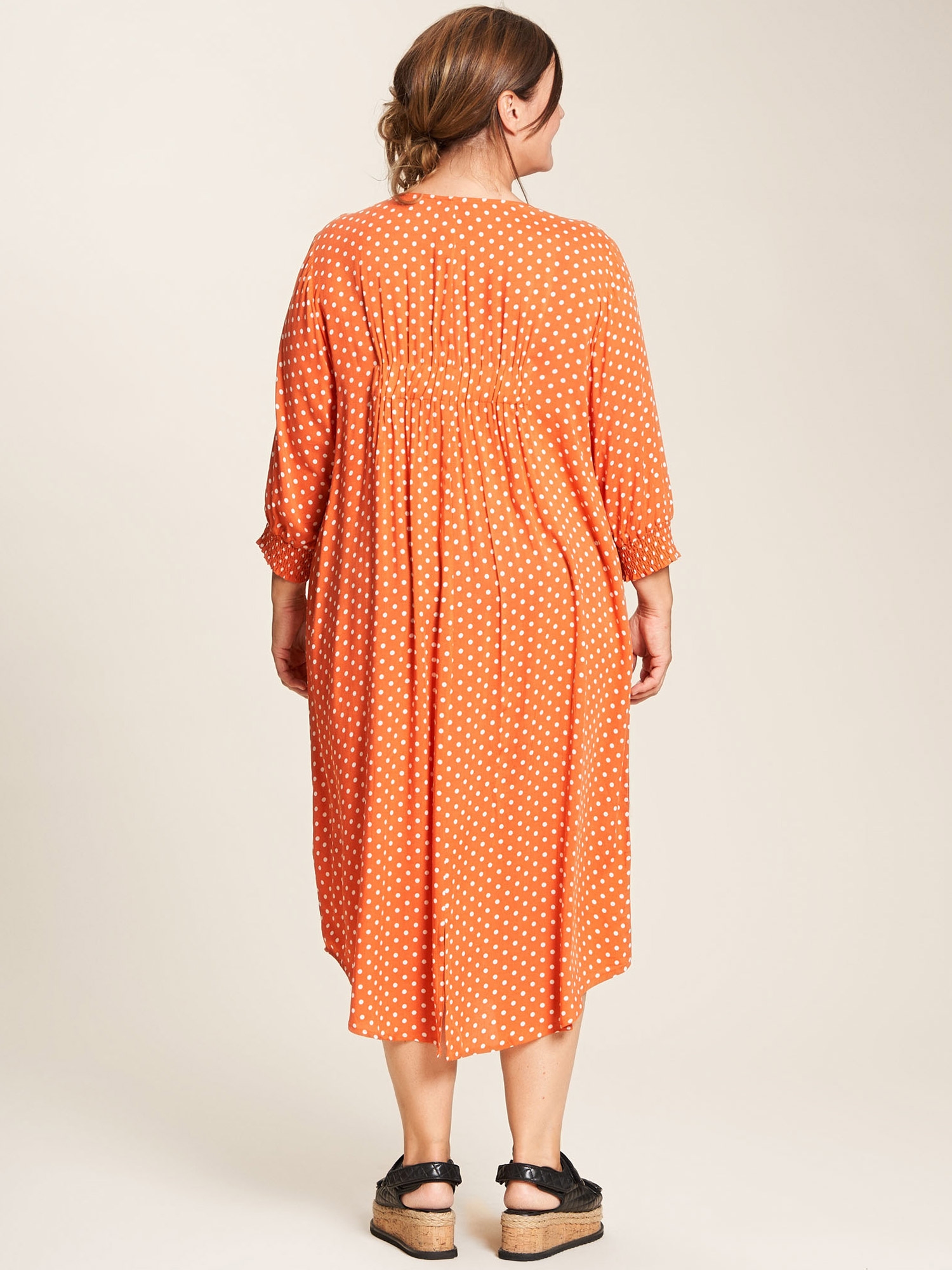 Alice - oransje viskose kjole med fine små prikker fra Gozzip