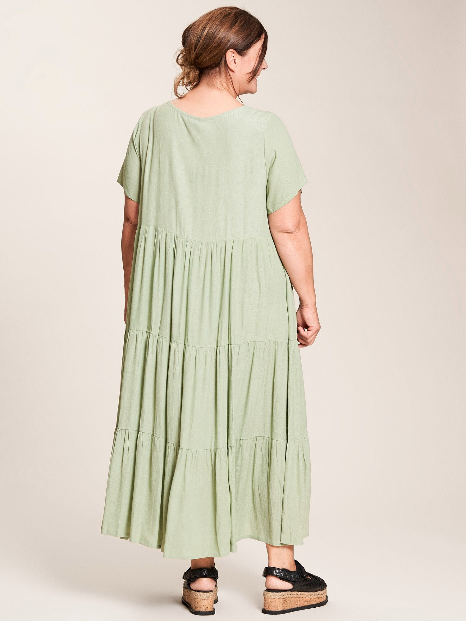 Sussie - lang kjole i lys grønn viskose med volang fra Gozzip