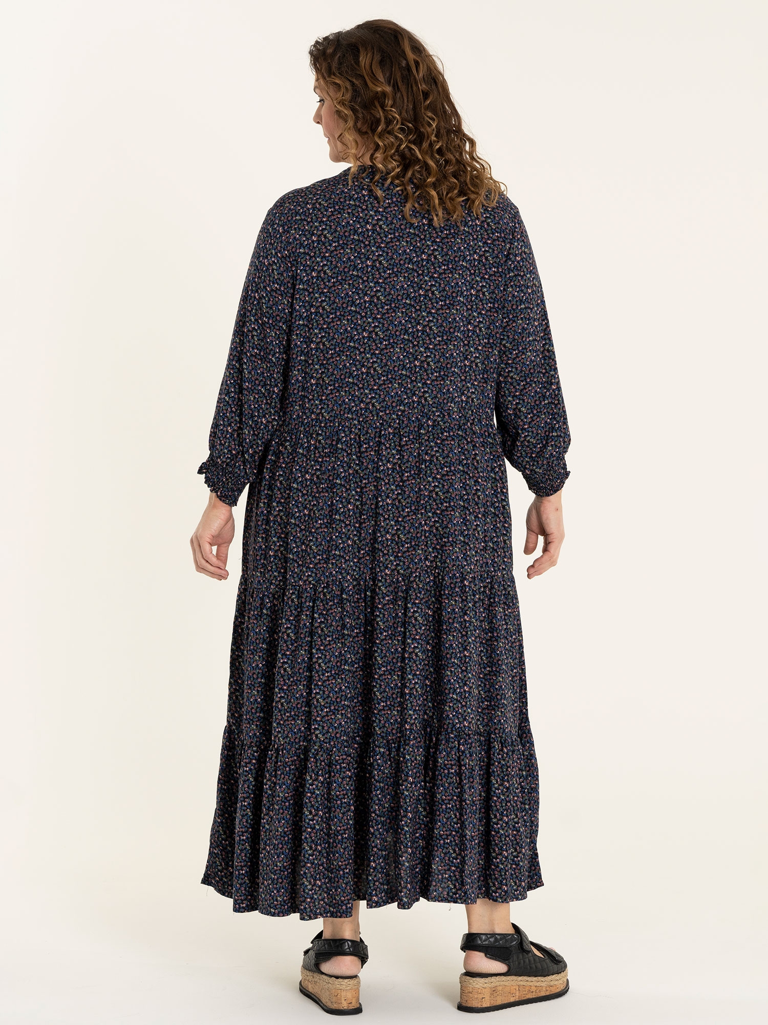 CONNY - Lang marineblå viskose kjole med blomsterprint  fra Gozzip