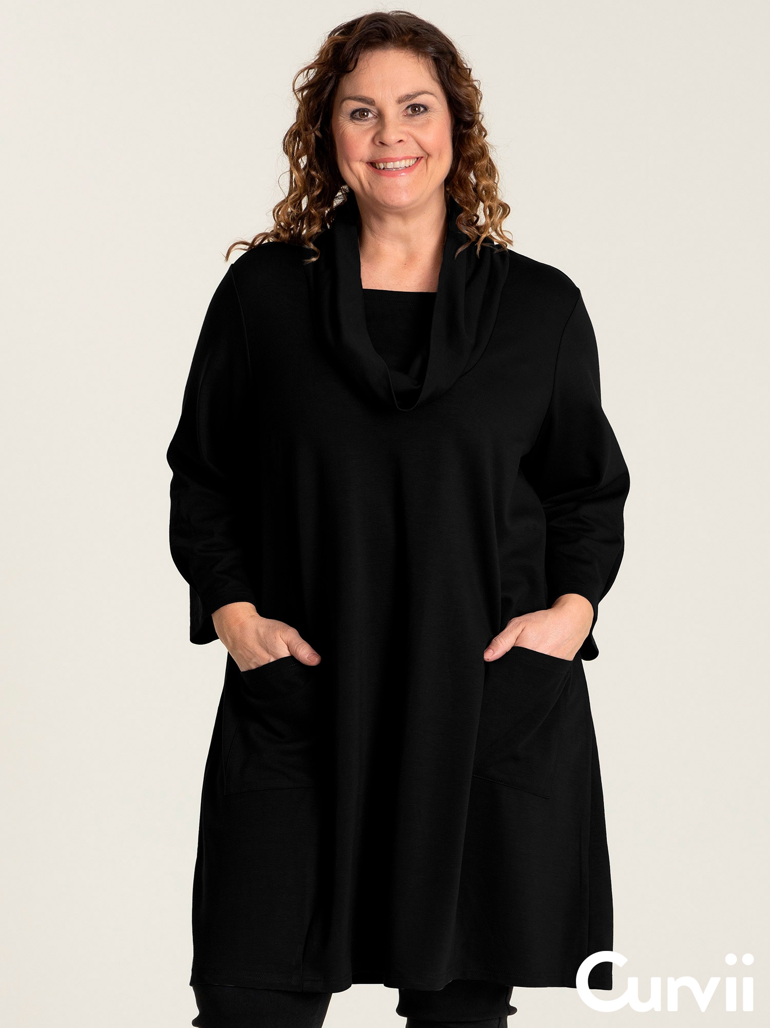 NIKOLINE - svart tunika med lommer fra Gozzip