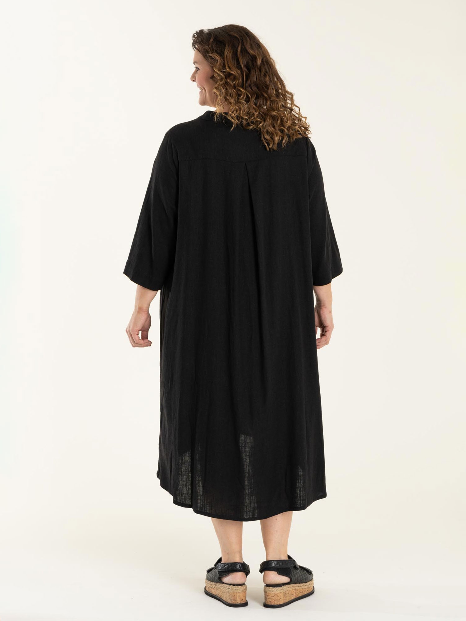 LENETTE - Svart kjole med V-hals i eksklusiv viskose og lin  fra Gozzip