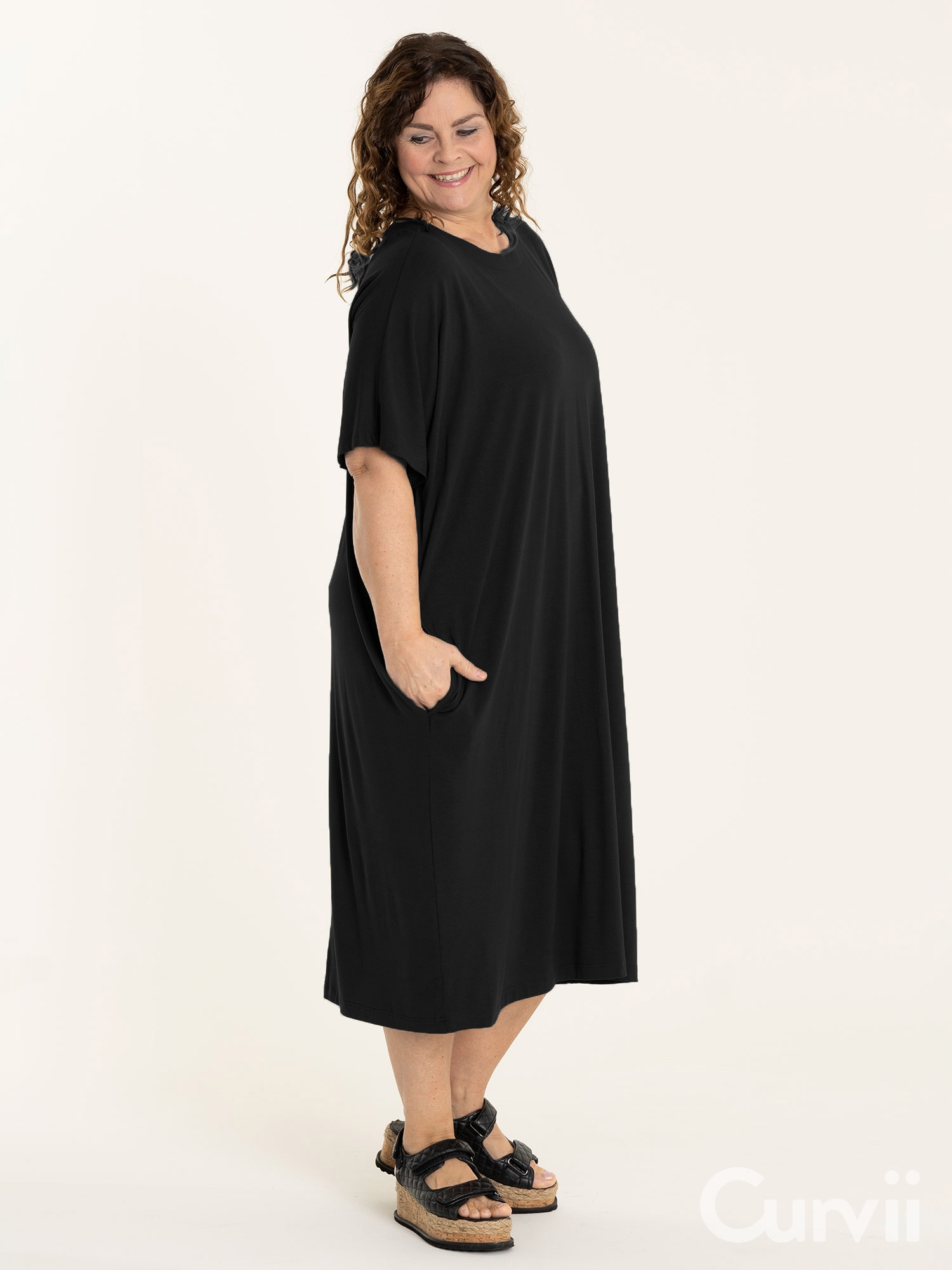 PIL - Svart kjole i viskose jersey med lommer og korte ermer  fra Gozzip