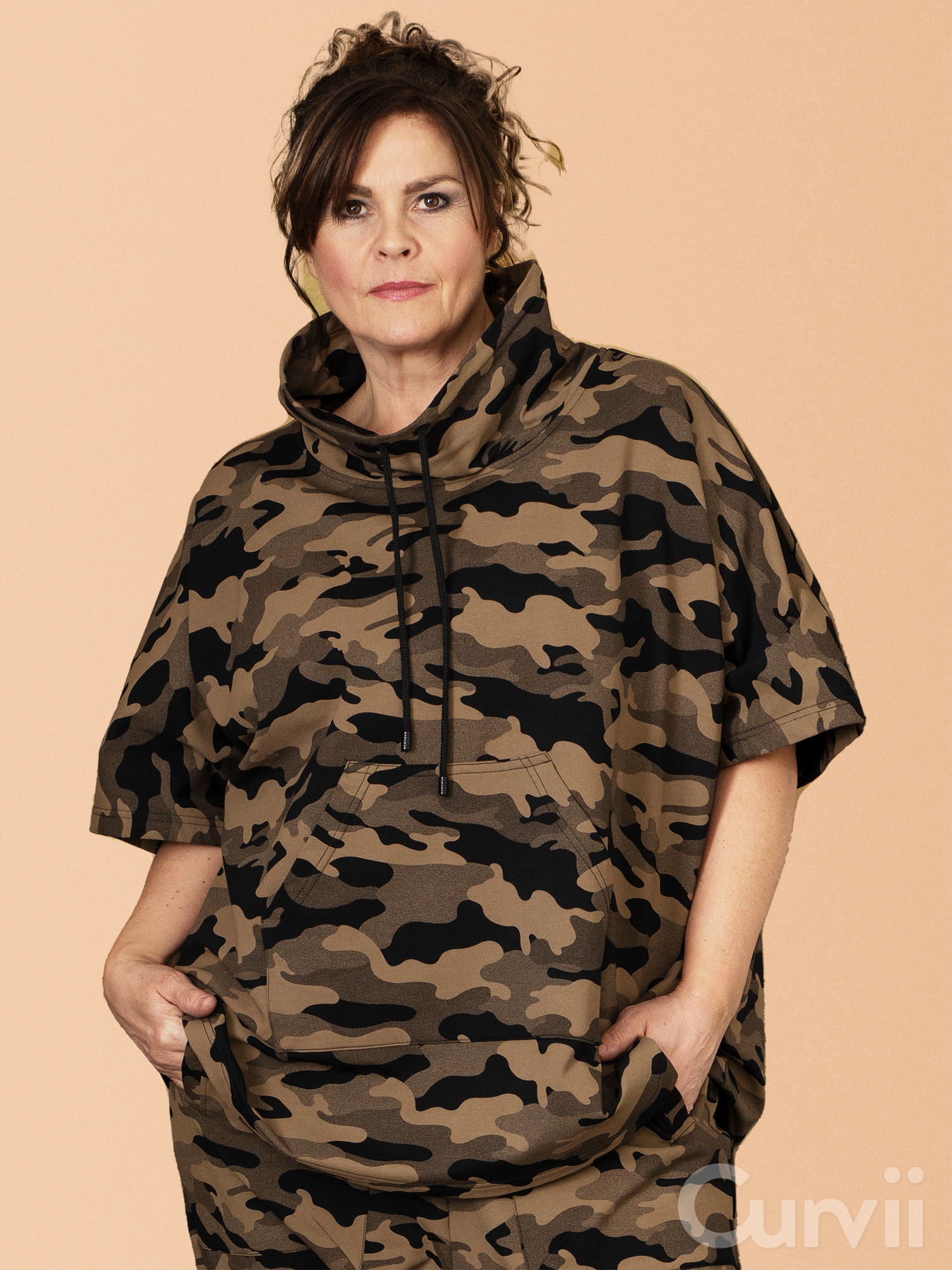 ANITA - Tunika / poncho i kraftig bomullsweat med brunt army print fra Gozzip Black