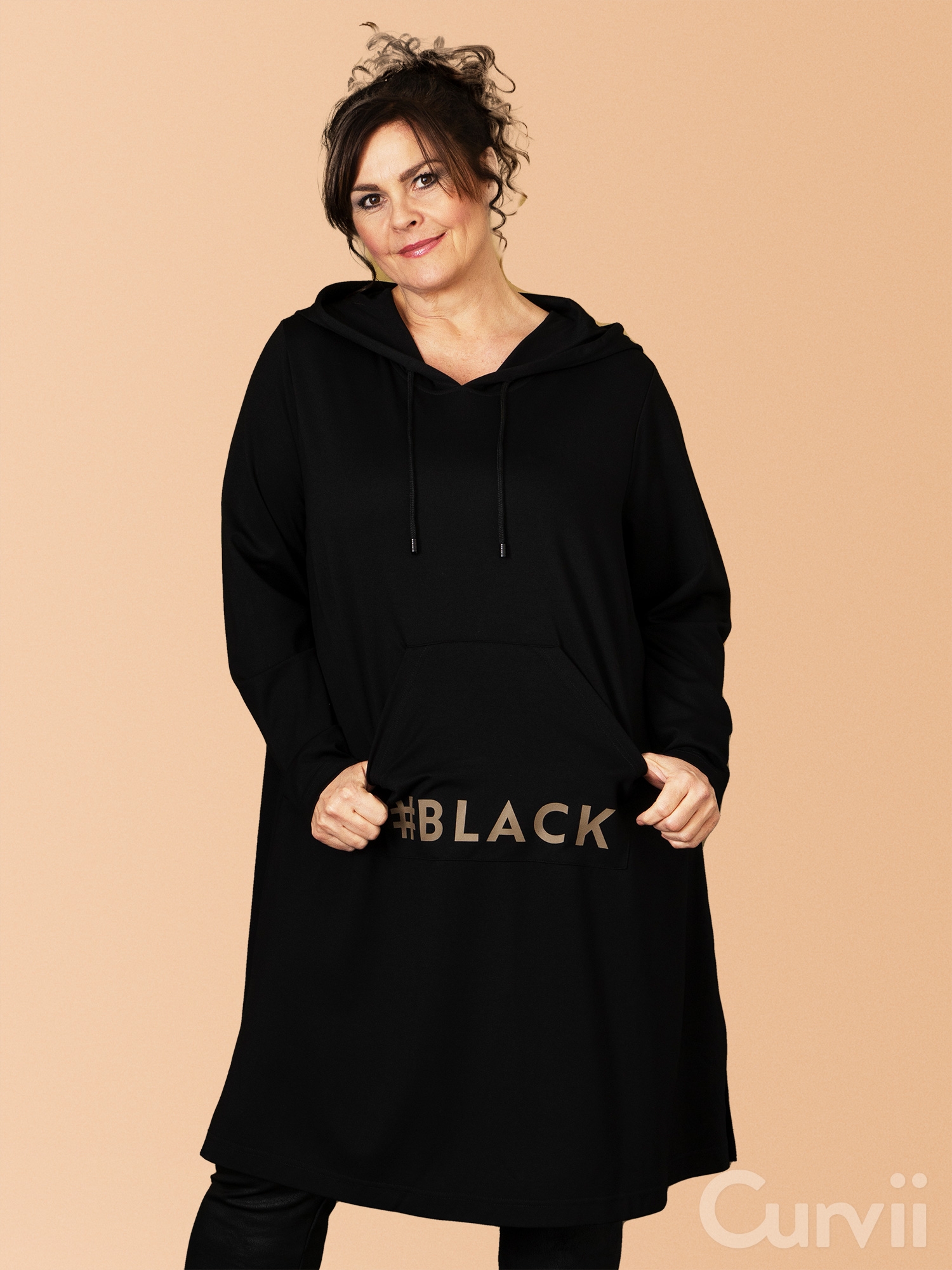 GURLI - svart tunika med hette og brunt print fra Gozzip Black