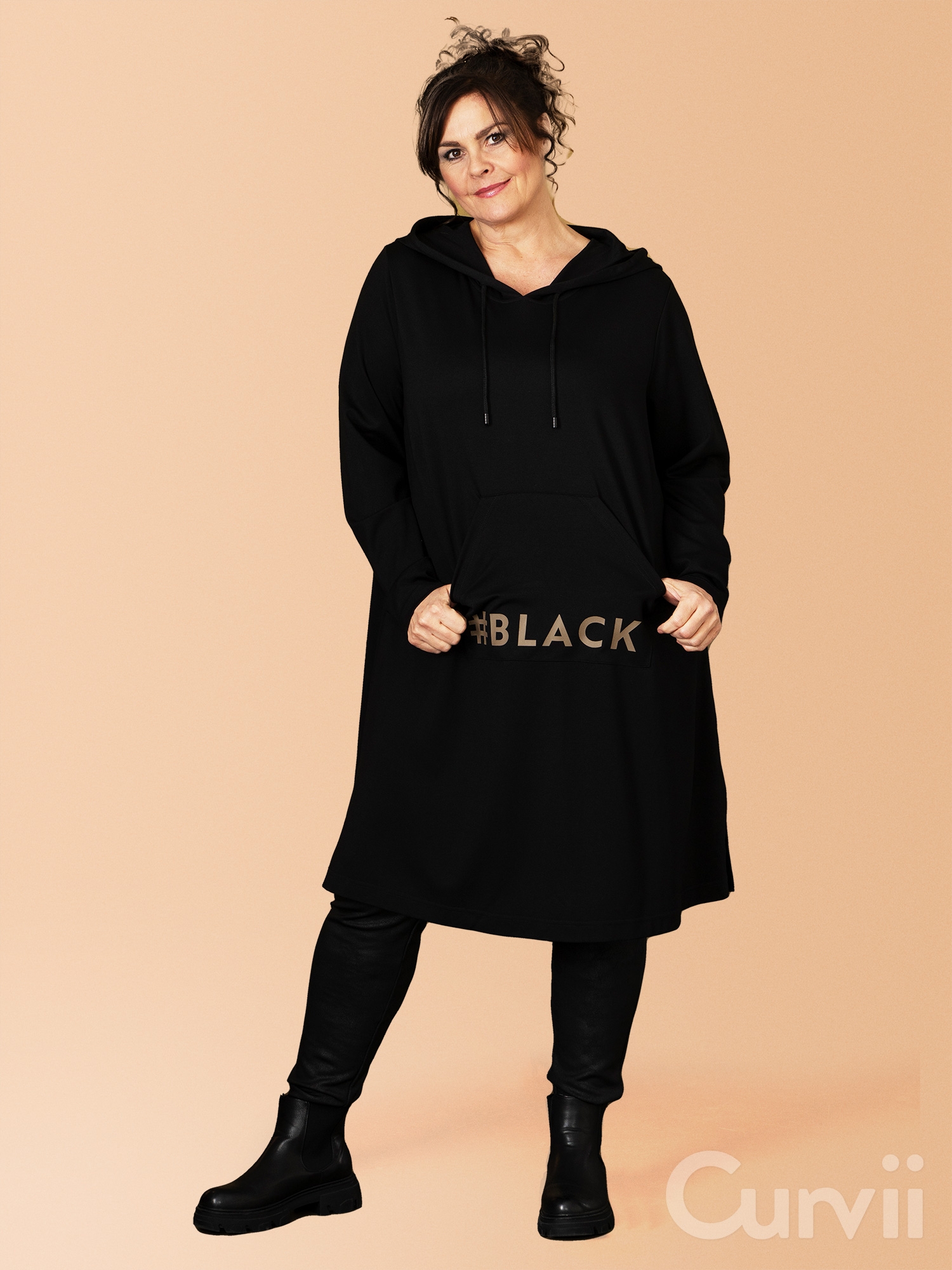 GURLI - svart tunika med hette og brunt print fra Gozzip Black