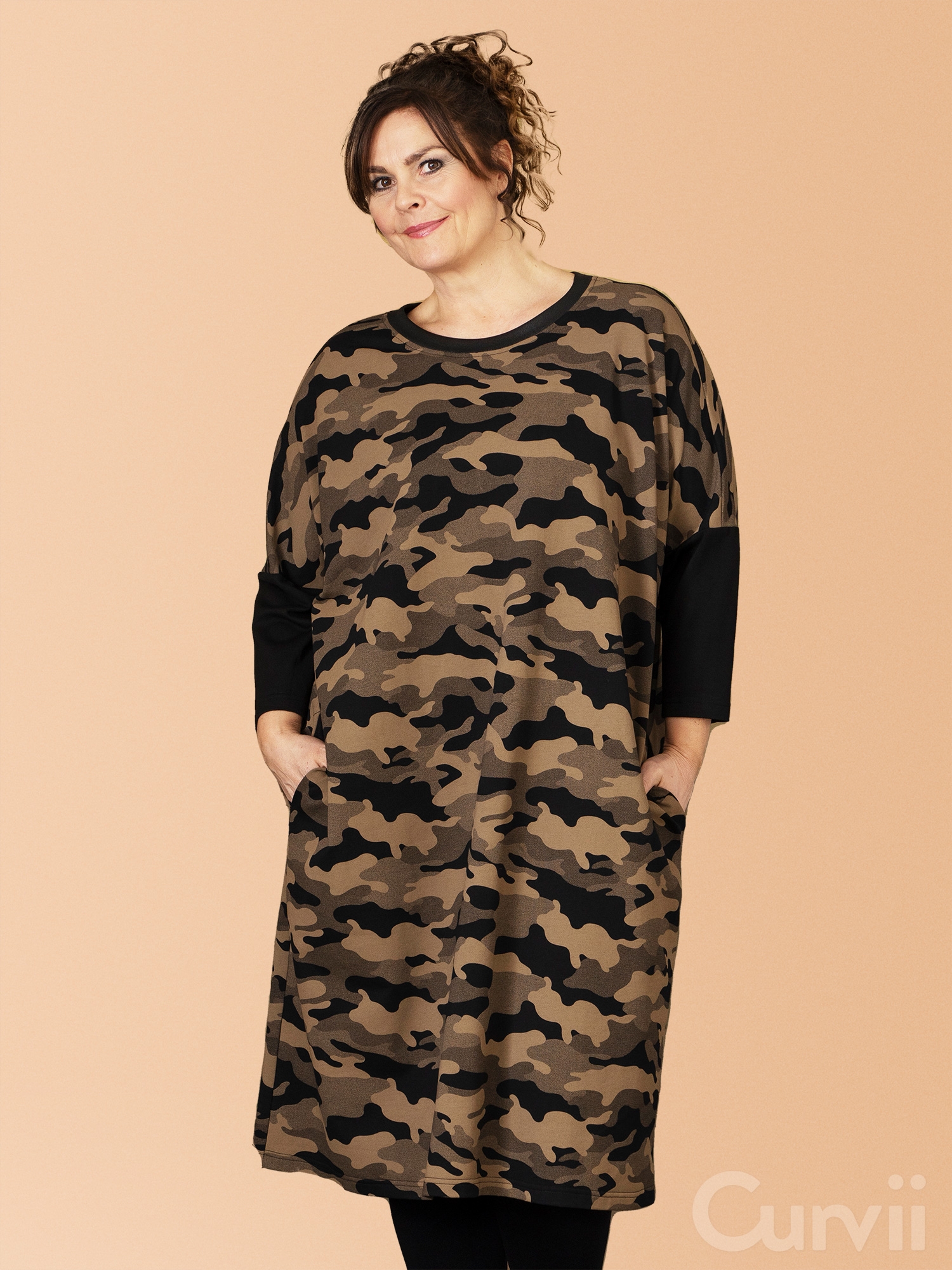 PIA - Oversize kjole i bomullsweat med brunt camouflageprint fra Gozzip Black