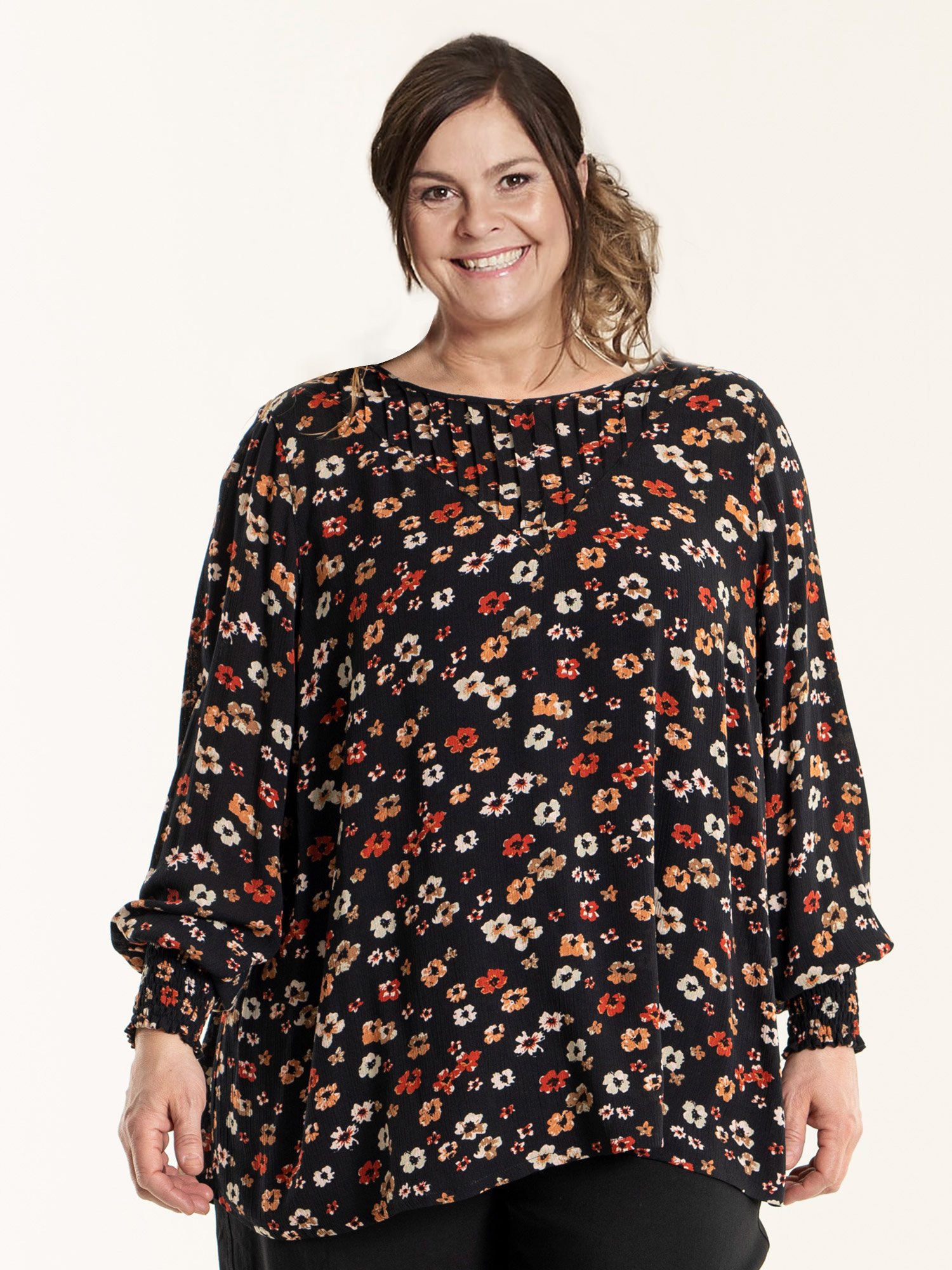 NATACHA - Svart bluse i crepet viskose med blomster print fra Gozzip