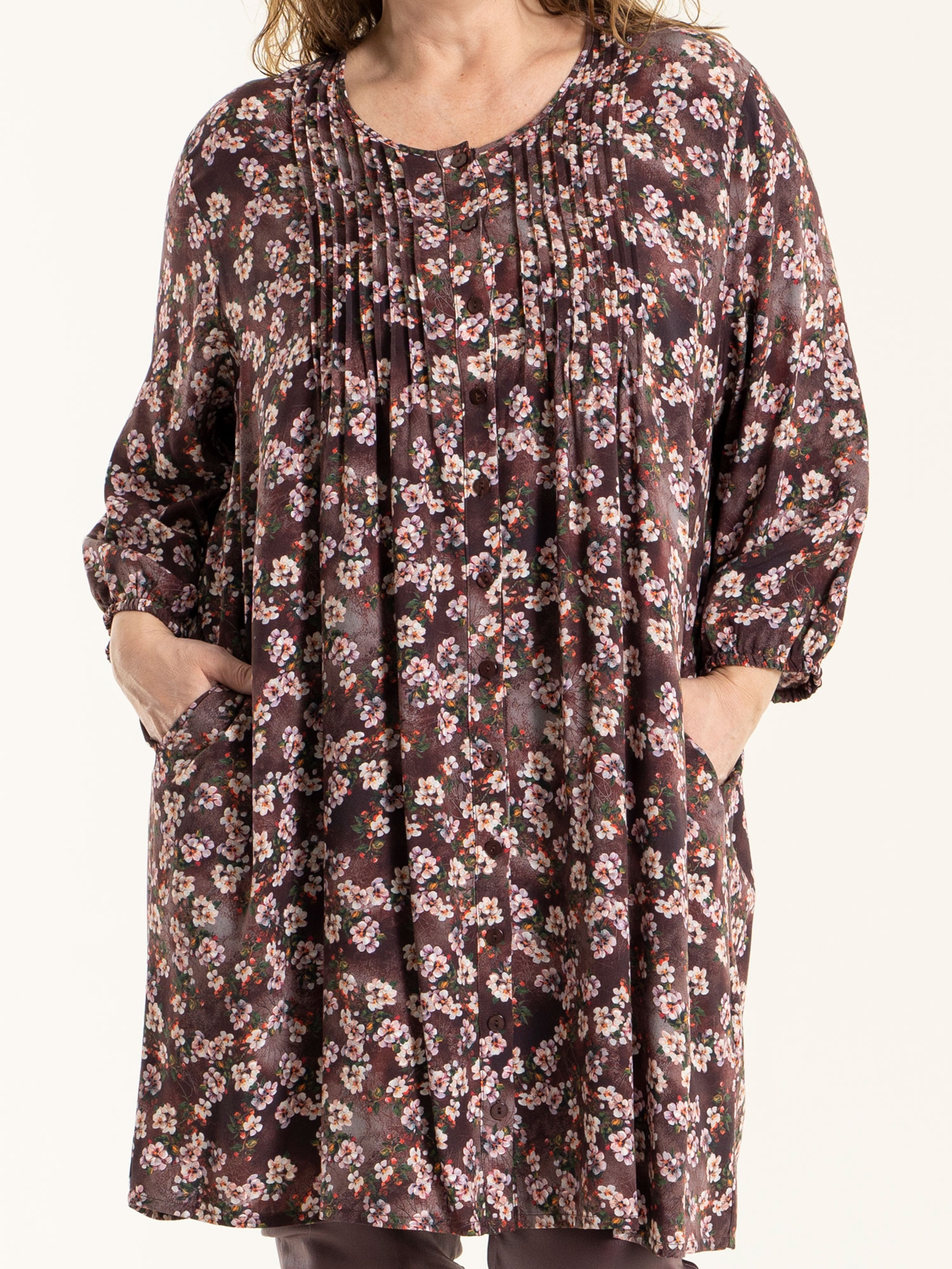 Johanne - skjortetunika i viskose med bordeaux blomster print fra Gozzip