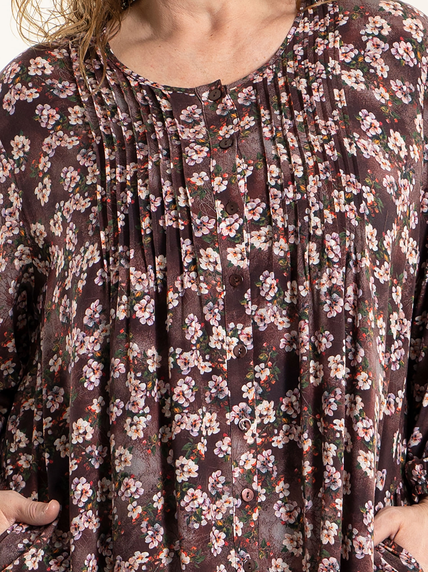 Johanne - skjortetunika i viskose med bordeaux blomster print fra Gozzip