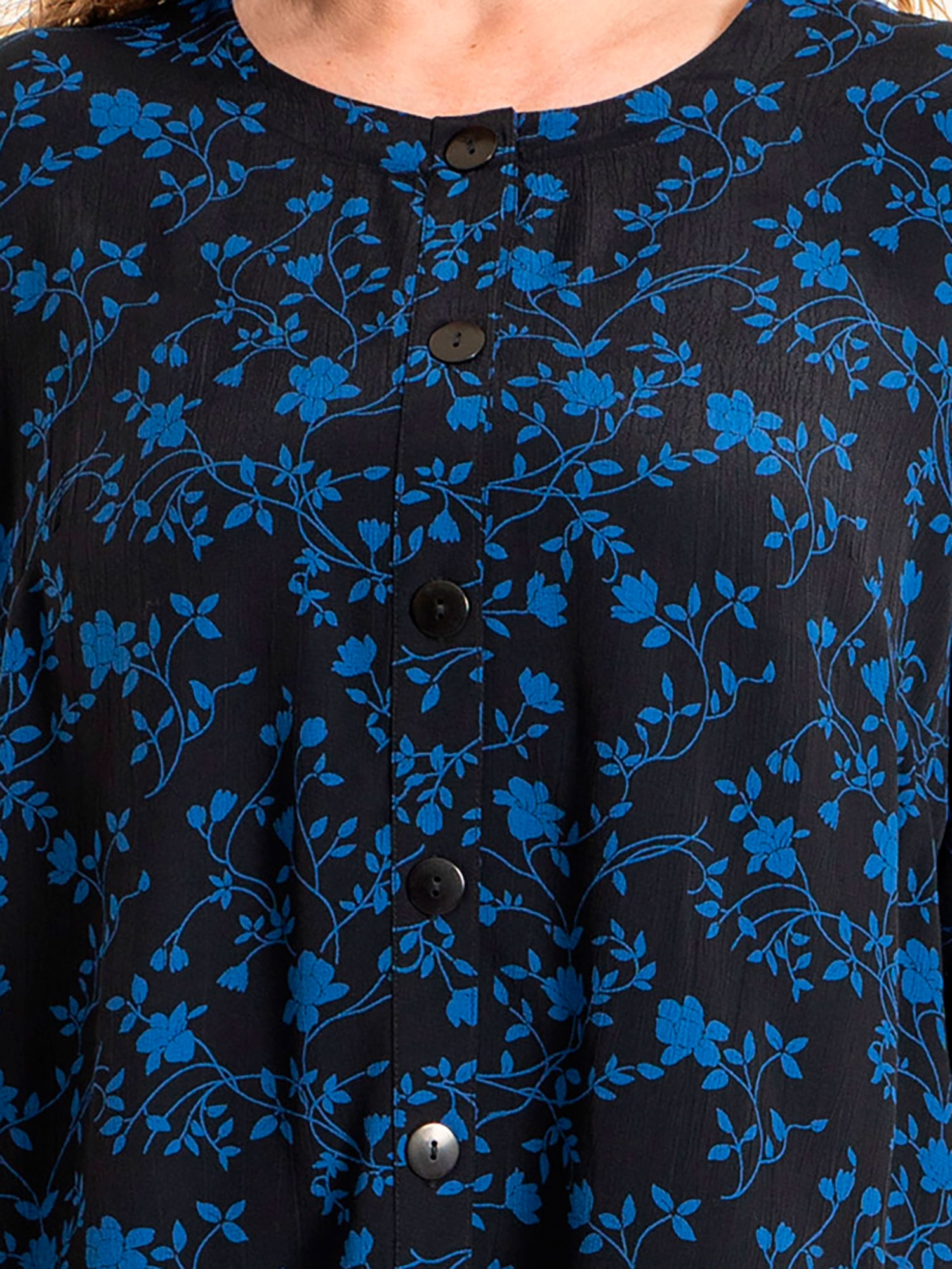 Ingelise - svart bluse med blå blomster i viskose fra Gozzip