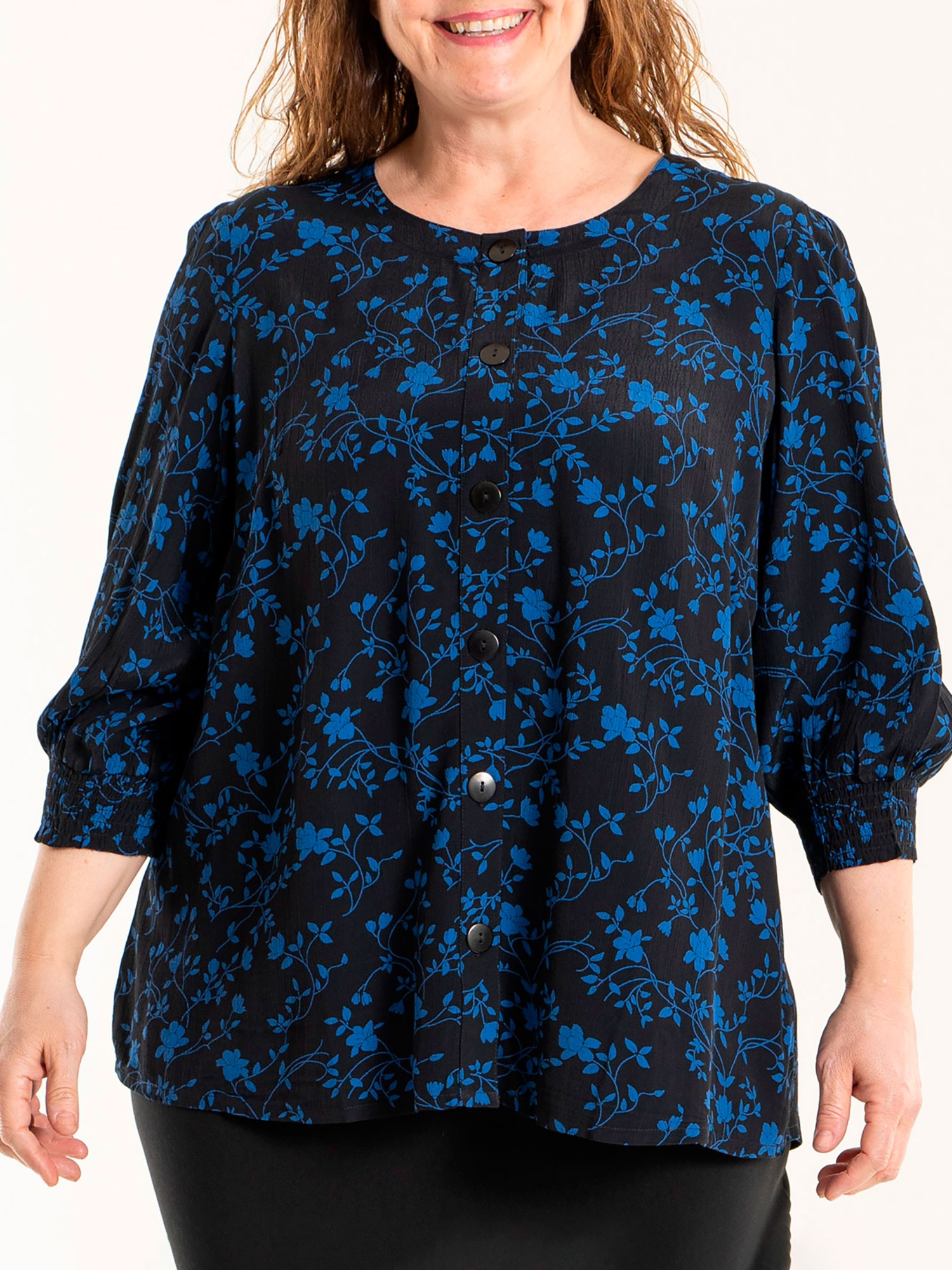 Ingelise - svart bluse med blå blomster i viskose fra Gozzip