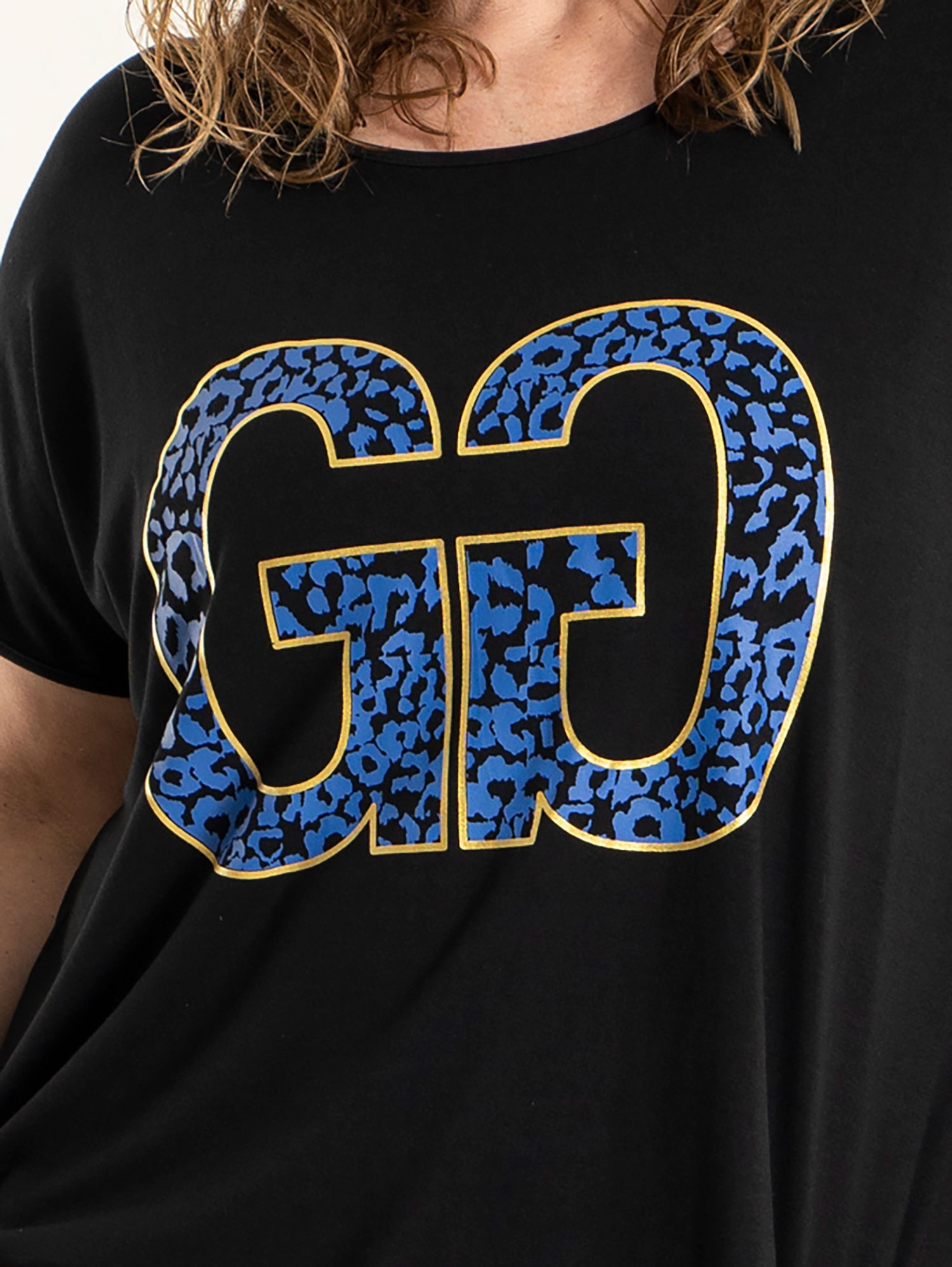 Gitte - Svart t-skjorte i viskose jersey med blått og gull  fra Gozzip