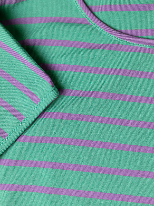 GITTE - Grønn t-skjorte med lilla striber fra Gozzip