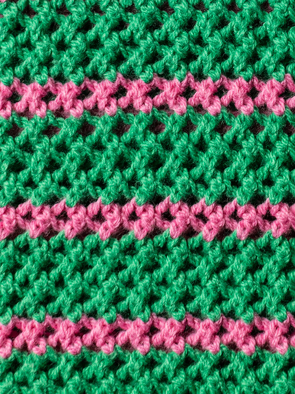 CAROLINA - Stikket grønn genser med rosa striper fra Gozzip