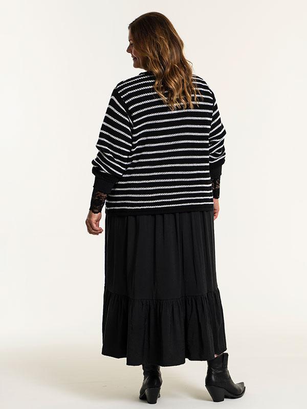 CAROLINA - Svart strikket genser med hvite striper fra Gozzip