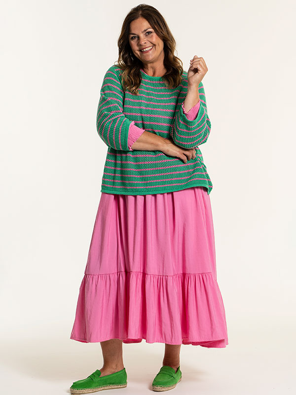 CAROLINA - Stikket grønn genser med rosa striper fra Gozzip