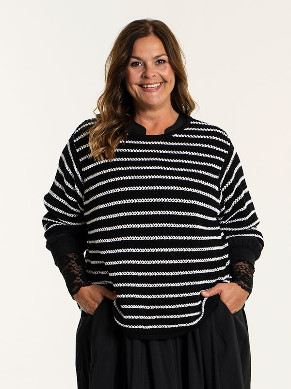 CAROLINA - Svart strikket genser med hvite striper fra Gozzip