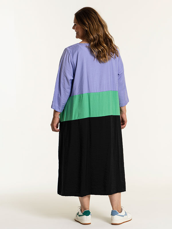 BENTE - Lang 3-farget kjole fra Gozzip