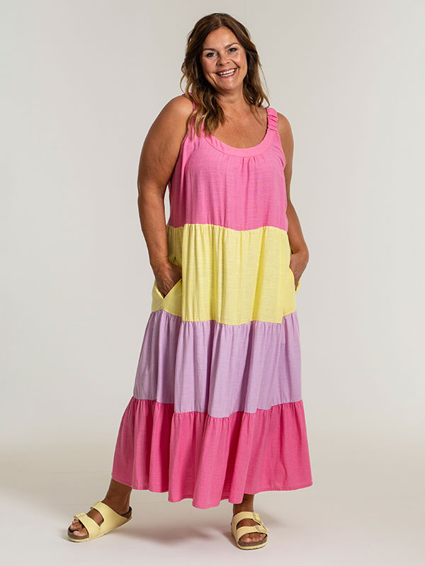 NABILA - Lang kjole med brede striper fra Gozzip