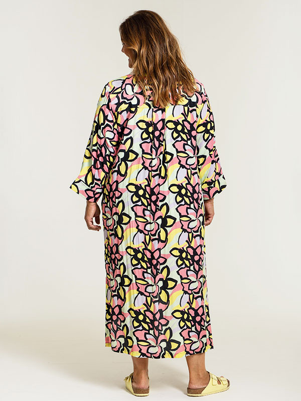 ANNICA - Lang kjole med blomsterprint i klare farger fra Gozzip