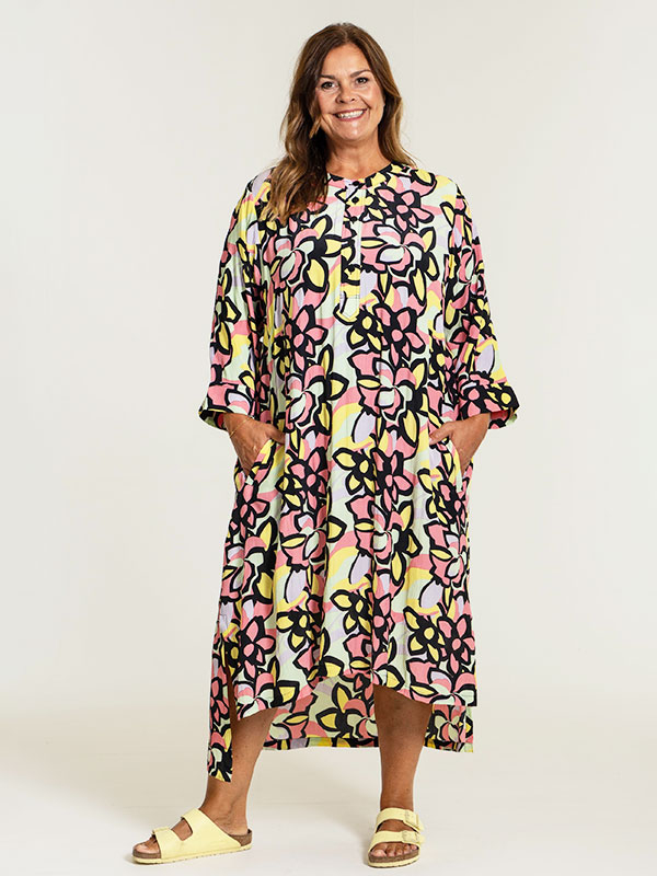 ANNICA - Lang kjole med blomsterprint i klare farger fra Gozzip