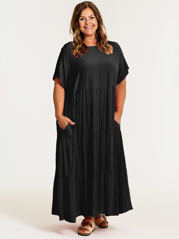 SUSSIE - Lang svart viskose kjole fra Gozzip