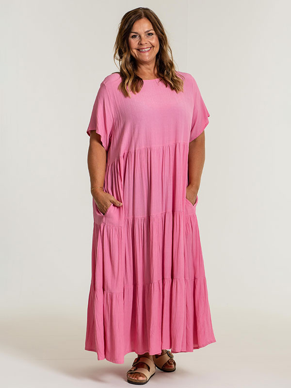 SUSSIE - Lang rosa kjole i 100% Viskose fra Gozzip