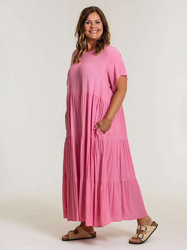 SUSSIE - Lang rosa kjole i 100% Viskose fra Gozzip