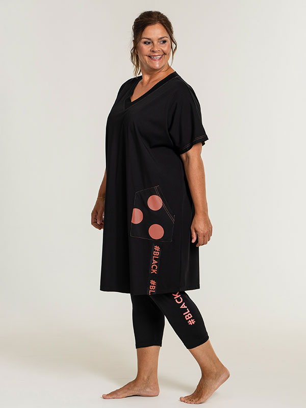 GABRIELA - Svart jersey tunika med korallfargede print fra Gozzip Black