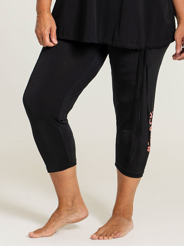MONICA - Svarte 3/4 leggings med print fra Gozzip Black