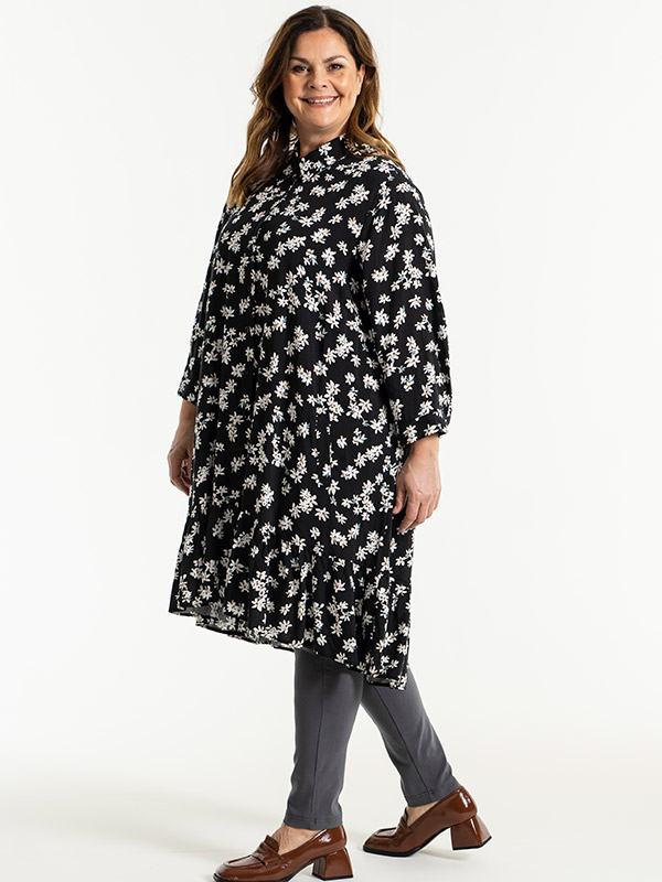 EDITH  - Plus Size Kjole fra Gozzip