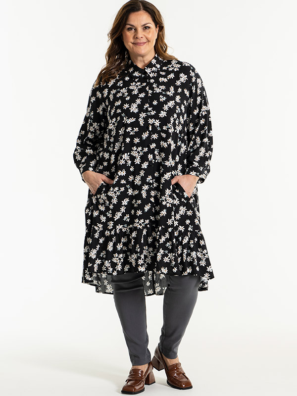 EDITH  - Plus Size Kjole fra Gozzip