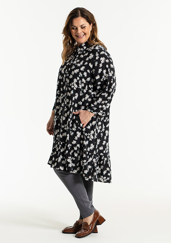 EDITH  - Plus Size Kjole fra Gozzip