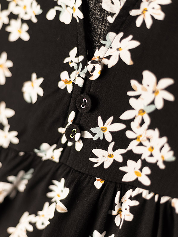 ALICE - Svart kjole med blomsterprint fra Gozzip