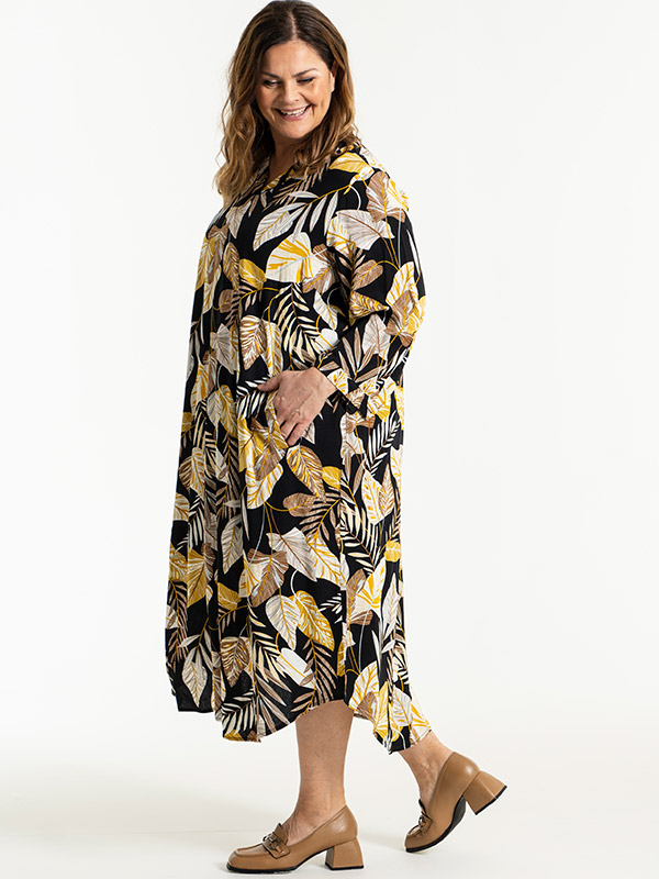 BABBETT - Svart kjole med brunt og gult print fra Gozzip